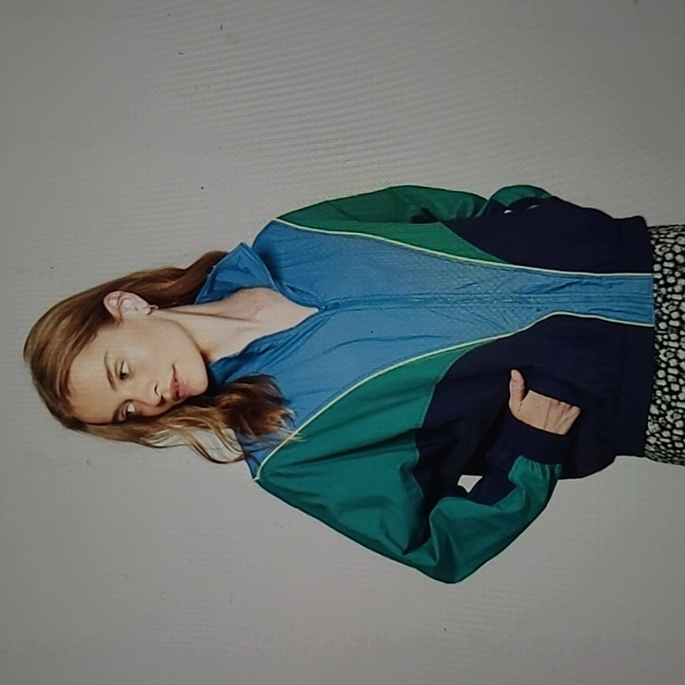 Long sleve Zip-up 80s style windbreaker- size S✨️